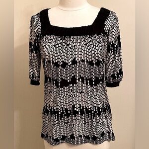 2/$30 Maurices Black Grey Print Square Pleated Neck Short Sleeve Casual Top SZ M